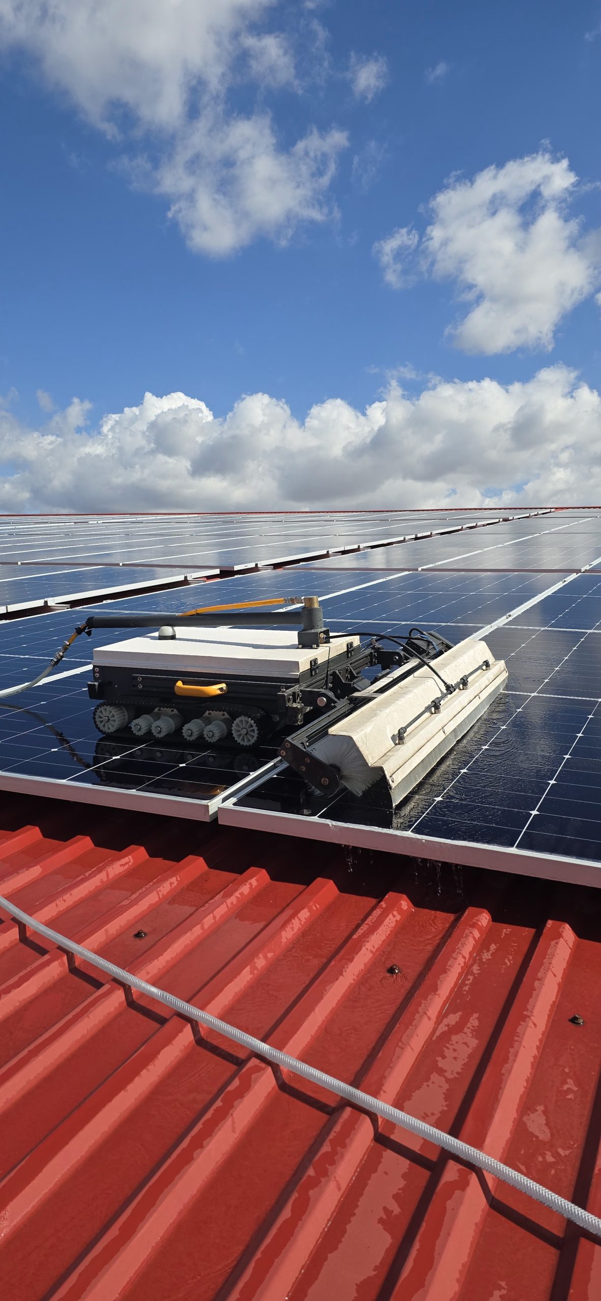 Robot de curățare pe un acoperiș industrial cu panouri fotovoltaice