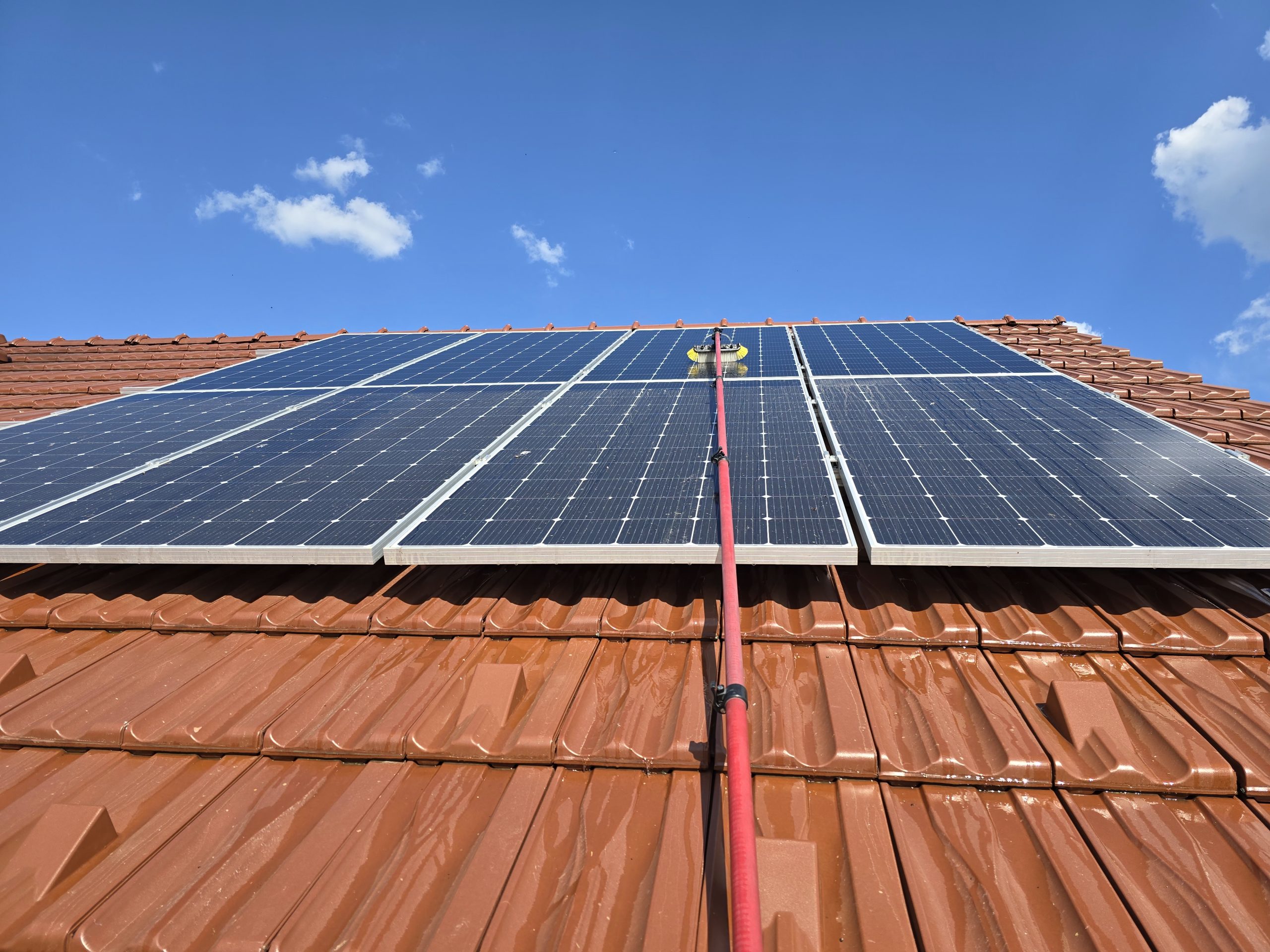 Spalare panouri solare case private